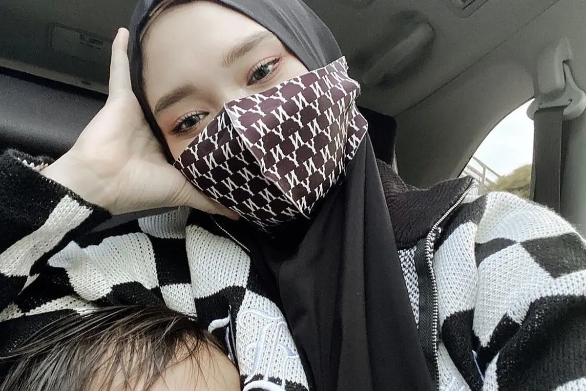 [Fimela] Inara Rusli bersama anaknya