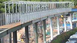 Pagar pengaman sudah mulai dipasang dalam pembangunan jembatan penyeberangan orang (JPO) di Halte Kuningan Timur, Jakarta, Selasa (9/1). (Liputan6.com/Immanuel Antonius)