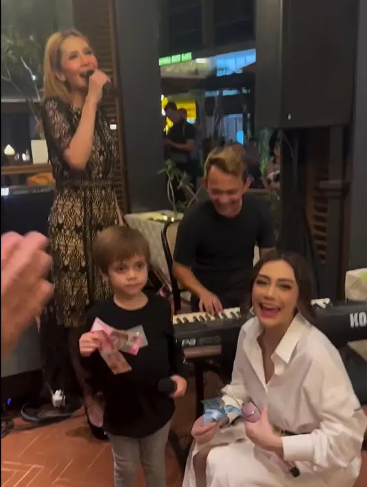 Celine tampak tertawa melihat penampilan putranya yang menyanyi lagu Jawa. Melihat video singkatnya, tepuk tangan dari penonton tampak ramai memberikan apresiasi untuk Koa. [Instagram/inijedar]