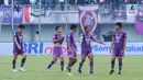 Pemain Persita Tangerang tampak berdiskusi usai ditaklukkan Persebaya Surabaya pada laga Liga 1 di Stadion Indomilk Arena, Tangerang, Rabu (18/1/2023). Persebaya menang dengan skor 5-0. (Bola.com/M Iqbal Ichsan)