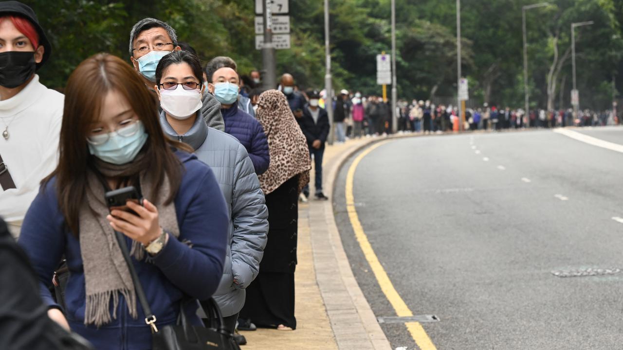 FOTO: Antrean Tes COVID-19 di Hong Kong Mengular