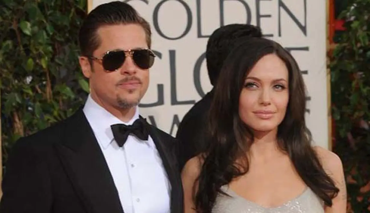 Satu tahun pasca mengajukan gugatan cerai terhadap Brad Pitt, kini Angelina Jolie mengurus keenam anaknya seorang diri. Hubungannya dengan Brad Pitt pun memang tidak baik sejak itu. (AFP/Robyn Beck)