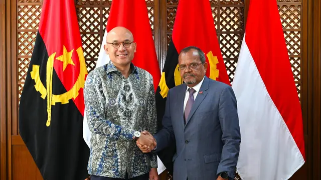 Wamenlu RI Arrmanatha Nassir (kanan) dan Sekretaris Negara sekaligus Wakil Menteri Luar Negeri Angola Bidang Administrasi, Keuangan, dan Warisan Budaya, Osvaldo Dos Santos Varela (kiri). (Dok. Kemlu RI)