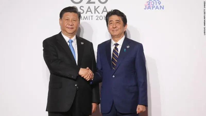 Shinzo Abe bertemu dengan Xi Jinping dalam KTT G20 (AFP photo)