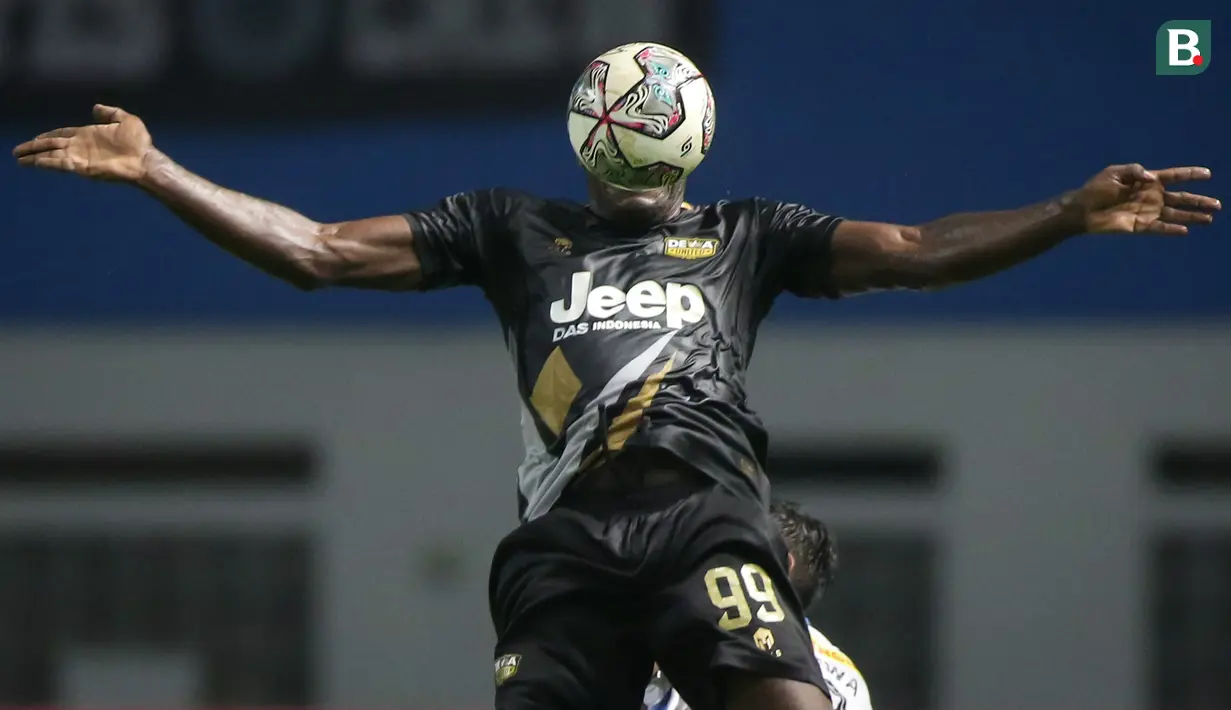Pemain Dewa United, Herman Dzumafo mengontrol bola saat menghadapi PSIM Yogyakarta dalam matchday pertama Grup Y Babak 8 besar Liga 2 2021 di Stadion Wibawa Mukti, Cikarang, Kamis (16/12/2021). (Bola.com/Bagaskara Lazuardi)