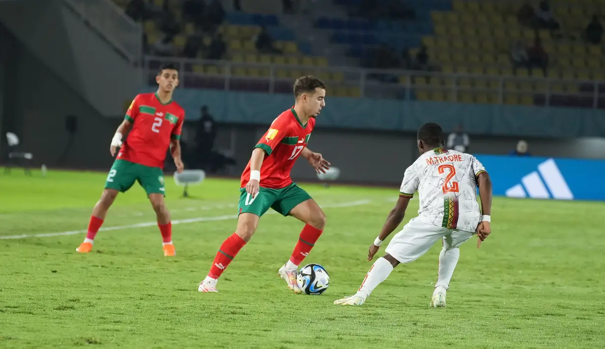 Pemain Timnas Maroko U-17, Abdel Maali (tengah) menguasai bola dibayangi pemain Timnas Mali U-17, Moussa Traore pada laga perempat final Piala Dunia U-17 2023 di Stadion Manahan, Solo, Sabtu (25/11/2023). (Doc. LOC WCU17/RKY)