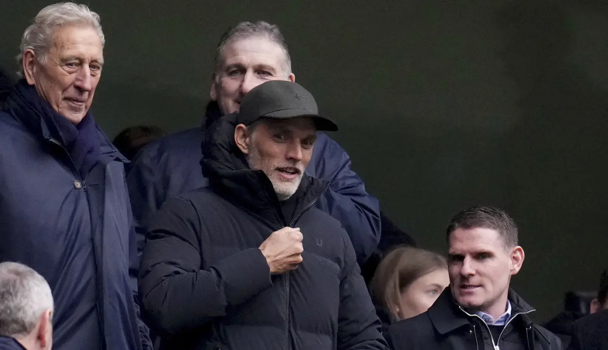 Pelatih Timnas Inggris, Thomas Tuchel bersama asisten pelatih Anthony Barry terlihat menonton laga lanjutan Liga Inggris 2024/2025 antara Tottenham Hotspur melawan Newcastle di Tottenham Hotspur Stadium, London, Inggris, Sabtu (04/01/2025). (AP Photo/PA/John Walton)