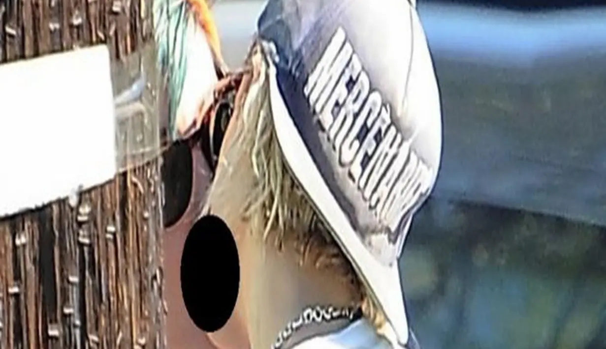 Seperti yang dilansir oleh Justjared (24/07/16), Kristen Stewart tengah asyik berciuman di jalan raya dengan kekasih sesama jenis, Alicia Cargile. Tanpa rasa malu, Kristen dan Alicia nampak tak peduli dengan kondisi sekitarnya. (Justjared/Bintang.com)