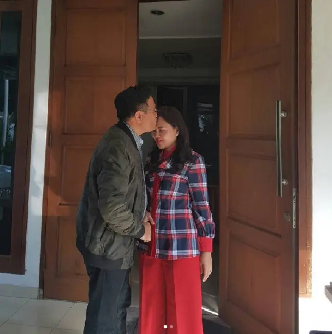 Kemesraan Happy Farida dengan suaminya Djarot Saiful Hidayat. (Instagram/happydjarot) 