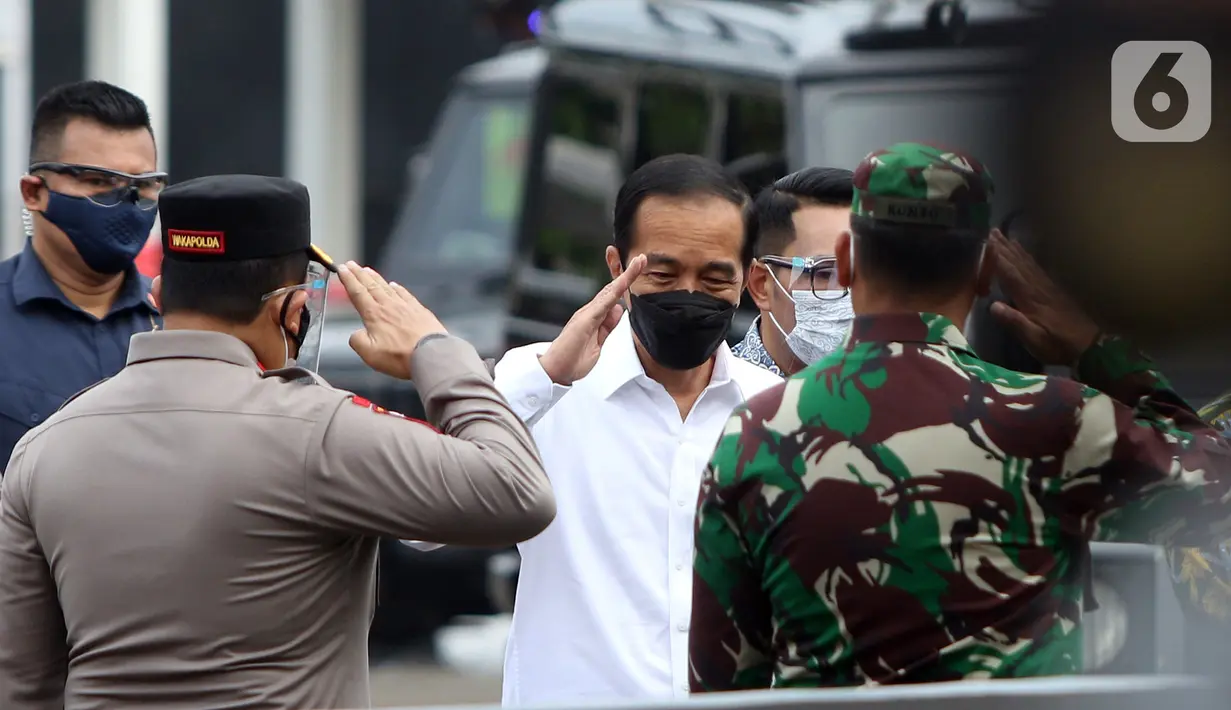 Presiden Joko Widodo saat tiba di Stasiun Bogor, Jawa Barat, Kamis (17/6/2021). Vaksinasi di Stasiun Bogor yang merupakan tempat dengan interaksi mobilitas tinggi dan wilayah aglomerasi penyangga Ibu Kota ini menyasar petugas dan pekerja stasiun serta penumpang kereta. (Liputan6.com/Herman Zakharia)