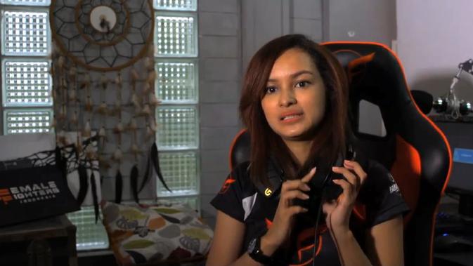 Ridha “Audrey FF” Audrey dari tim Female Fighters berbagi tips memilih gaming gear