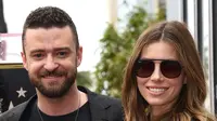 Personel boyband NSYNC Justin Timberlake berfoto bersama Jessica Biel saat menghadiri upacara penerimaan Hollywood Walk of Fame di Los Angeles (30/4). (Jordan Strauss / Invision / AP)