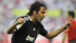 Real Madrid&#039;s Raul Gonzalez celebrates after scoring his second goal against Sevilla during their Spanish league football match at Sanchez Pizjuan stadium in Sevilla, on April, 26, 2009. AFP PHOTO / CRISTINA QUICLER 