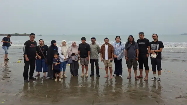 Tangis keluarga saat prosesi tabur bunga untuk jurnalis dan kru kapal hilang kontak