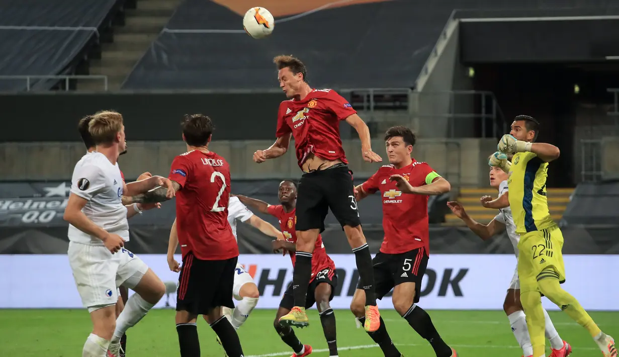 Gelandang Manchester United, Nemanja Matic, berusaha menyundul bola saat menghadapi Copenhagen pada laga perempat final Liga Europa di RheinEnergie Stadion, Jerman, Selasa (11/8/2020) dini hari WIB. Manchester United menang 1-0 atas Copenhagen. (AFP/Wolfgang Rattay/pool)