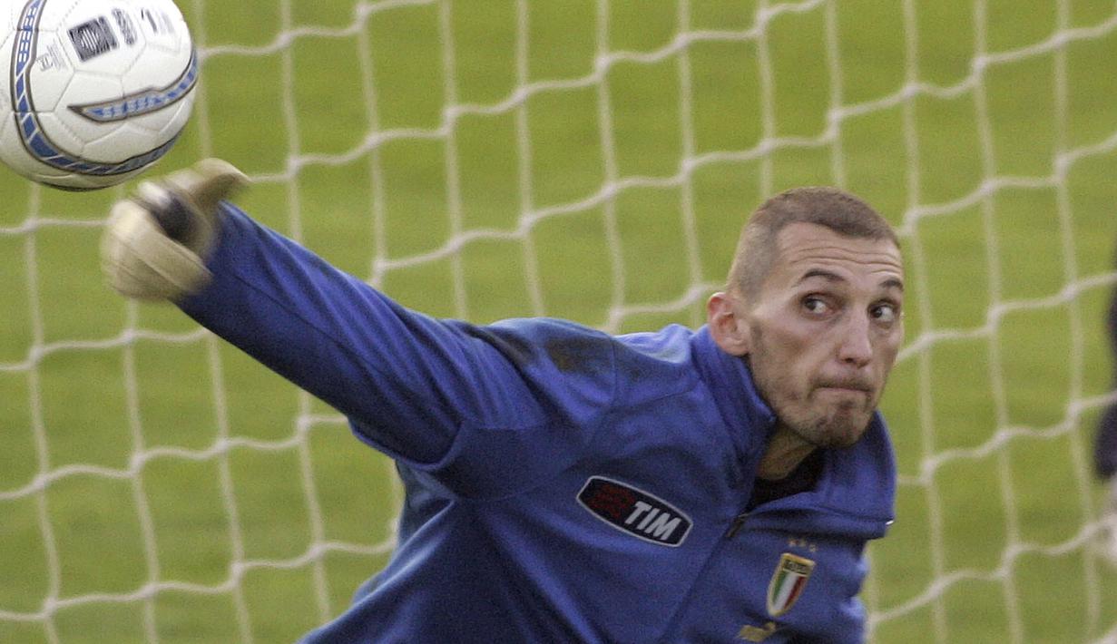 4. Christian Abbiati. Menjadi kiper ketiga Italia saat Gianluigi Buffon cedera jelang EURO 2000. Caps pertamanya didapat saat melawan Swiss, 30 April 2003. Melewatkan PD 2006, namun dipanggil kembali September 2006. Total 4 Caps diraihnya sebelum pensiun pada 2009.(AP/Fabrizio Giovannozzi)