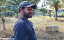Moro Kogoya Panglima Perang Suku Dani Bahagia Diajak Jalan ke Kebun Binatang Oleh Anggota Kopassus