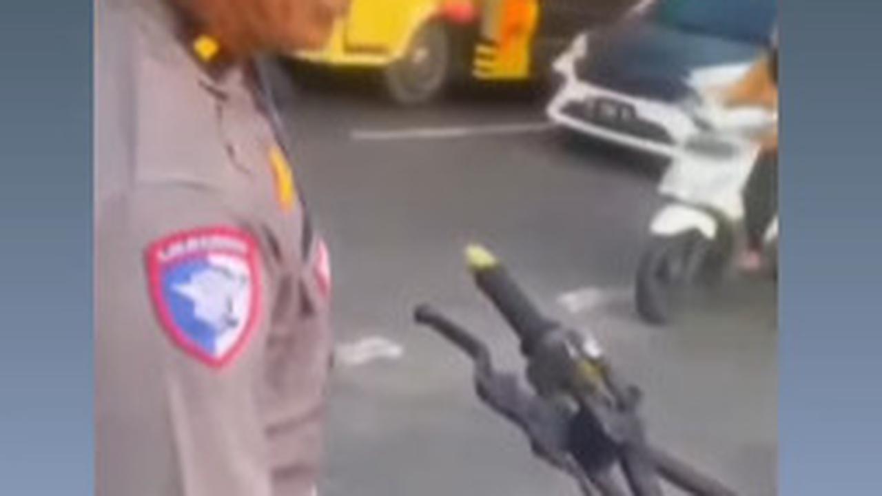 Pemotor Ini Tak Mau Diberhentikan di Pinggir Jalan, Telepon di Depan Aparat sampai Nekat Ngaku Anak Pensiunan Polisi