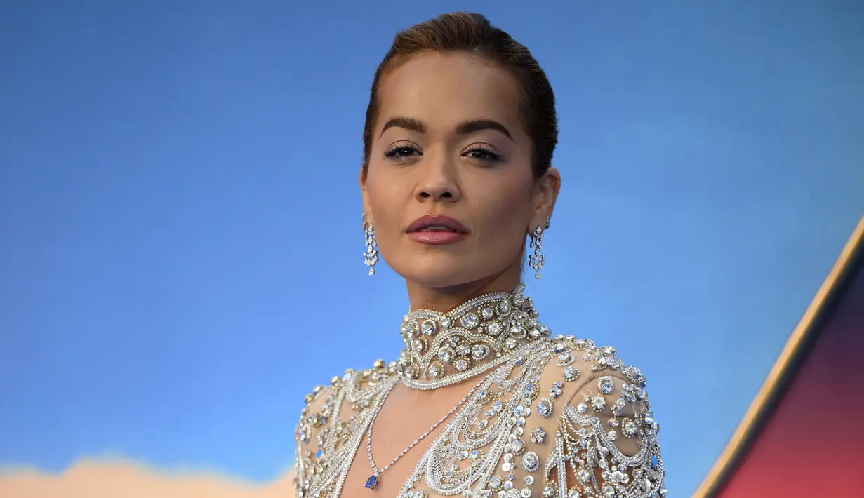 <p>Rita Ora berpose untuk fotografer setibanya di pemutaran film 'Thor: Love and Thunder di London (5/7/2022). Ora menarik rambutnya ke belakang jadi updo yang elegan dan memilih riasan sederhana dengan maskara dan lipgloss nude yang apik, menurut Daiy Mail. (AP Photo/Scott Garfitt)</p>