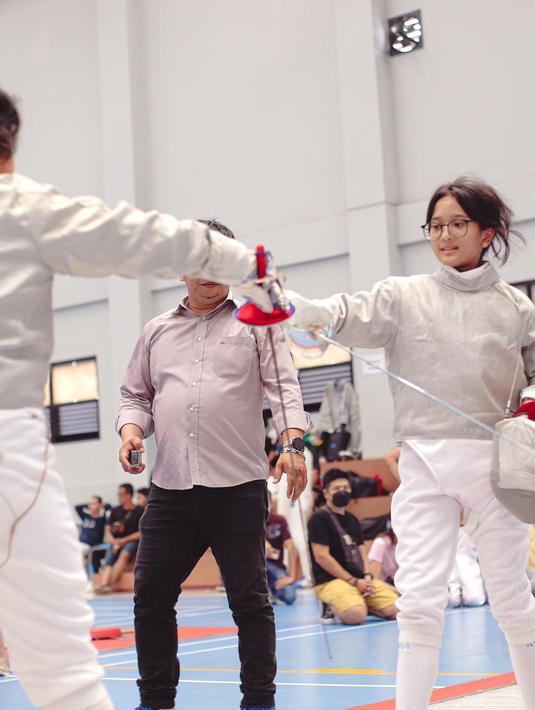 Sebelum bertanding, Abbey melakukan salam hormat lebih dulu dengan lawannya. (Foto: Instagram/@artikasaridevi)