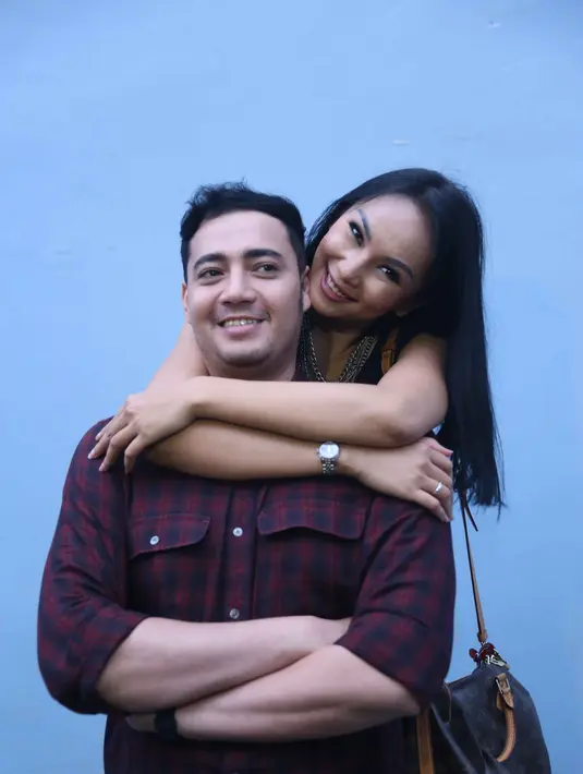 Suami Kalina, Hendrayan mengatakan bahwa sebenarnya sejak lama direncanakan. Bahkan, sebelum keduanya berangkat umrah ke Tanah Suci beberapa waktu lalu. Kedua keluarga besar telah sepakat mengadakan pernikahan sebelum bulan puasa.(Nurwahyunan/Bintang.com)