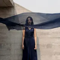 Ikonik dan Penuh Arti, Gaun Biru Sheila Dara di Sore Dibuat dari Pewarna Alami. [@sukkhacitta].