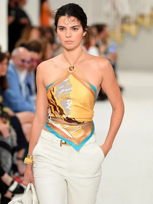 Unggahan foto tersebut kabarnya juga merupakan cara Kendall untuk menampik rumor kehamilan seperti Kardashian-Jenner yang lainnya. Kendall menunjukan, bentuk tubuhnya tidak berubah hingga kini. (AFP/Marco Bertorello)