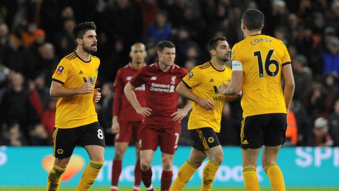 Liverpool menelan kekalahan 1-2 dari Wolverhampton Wanderers pada laga putaran ketiga Piala FA, di Molineux Stadium, Senin (7/1/2018). (AP Photo/Rui Vieira)