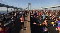 Para pelari melewati Jembatan Verrazzano-Narrows saat New York Marathon 2025 pada Minggu (02/11/2025) waktu setempat. (AP Photo/Heather Khalifa)