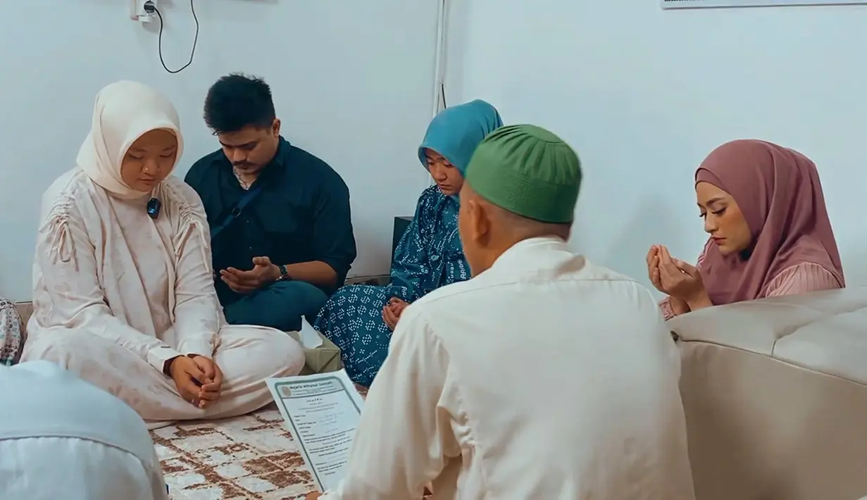 Seperti diketahui, sebelum menikah dengan Sule, Nathalie terlebih dulu menjadi mualaf. Kini, pada bulan Ramadan ini, Nathalie berbahagia karena  dua adiknya juga mengikuti keyakinannya. [Instagram/nathalieholscher]