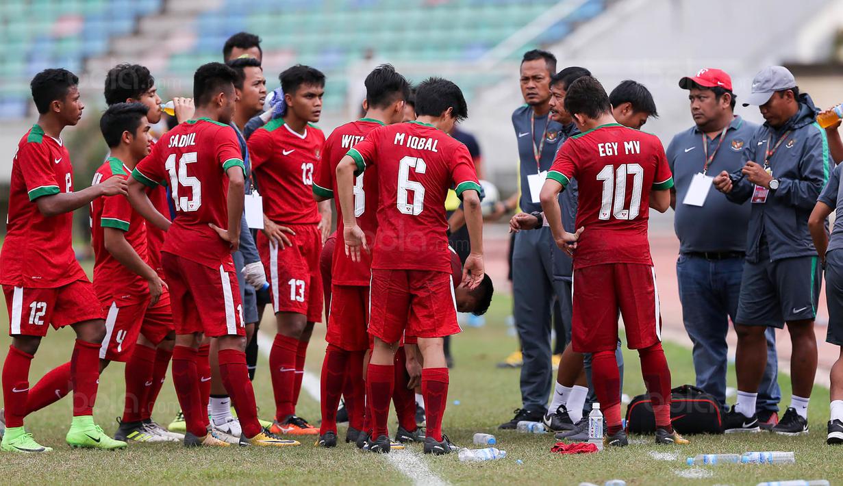 Pelatih Timnas Indonesia U-19, Indra Sjafri, memberikan arahan kepada anak asuhnya saat pertandingan melawan Vietnam pada laga AFF U-18  di Stadion Thuwunna, Yangon, Senin (11/9/2017). Indonesia kalah 0-3 dari Vietnam. (Liputan6.com/Yoppy Renato)