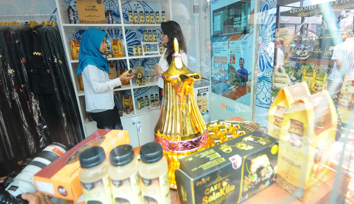Pengunjung melihat produk UMKM dari Rumah Kreatif BUMN (RKB) binaan BNI saat Launching Halal Park di Senayan Jakarta, Selasa (16/4). Halal Park yang akan bertransformasi menjadi Halal Distrik didesain menjadi ekosistem bagi pelaku industri gaya hidup halal di Tanah Air. (Liputan6.com/Angga Yuniar)