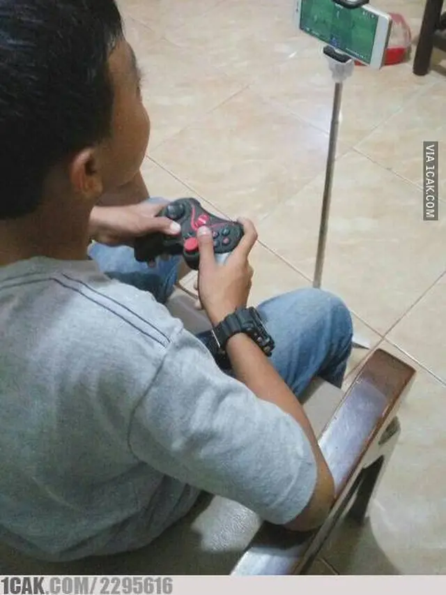 6 Kelakuan Orang saat Main PS Ini Bikin Ketawa