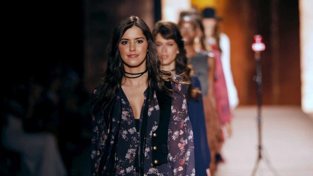 Paulina Vega tampil cantik di catwalk Colombiamoda