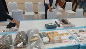 Polisi bongkar peredaran 2.672 vape ganja dari Malaysia. (Liputan6.com/Ajang Nurdin)