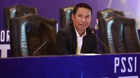 Sekjen PSSI 2021-2023 Yunus Nusi, memberi keterangan pers usai Kongres Luar Biasa (KLB) PSSI di Hotel Shangri-La, Jakarta Pusat, Kamis (16/2/2023). Yunus Nusi mundur sebagai Sekjen periode 2023-2027. (Bola.com/M Iqbal Ichsan)
