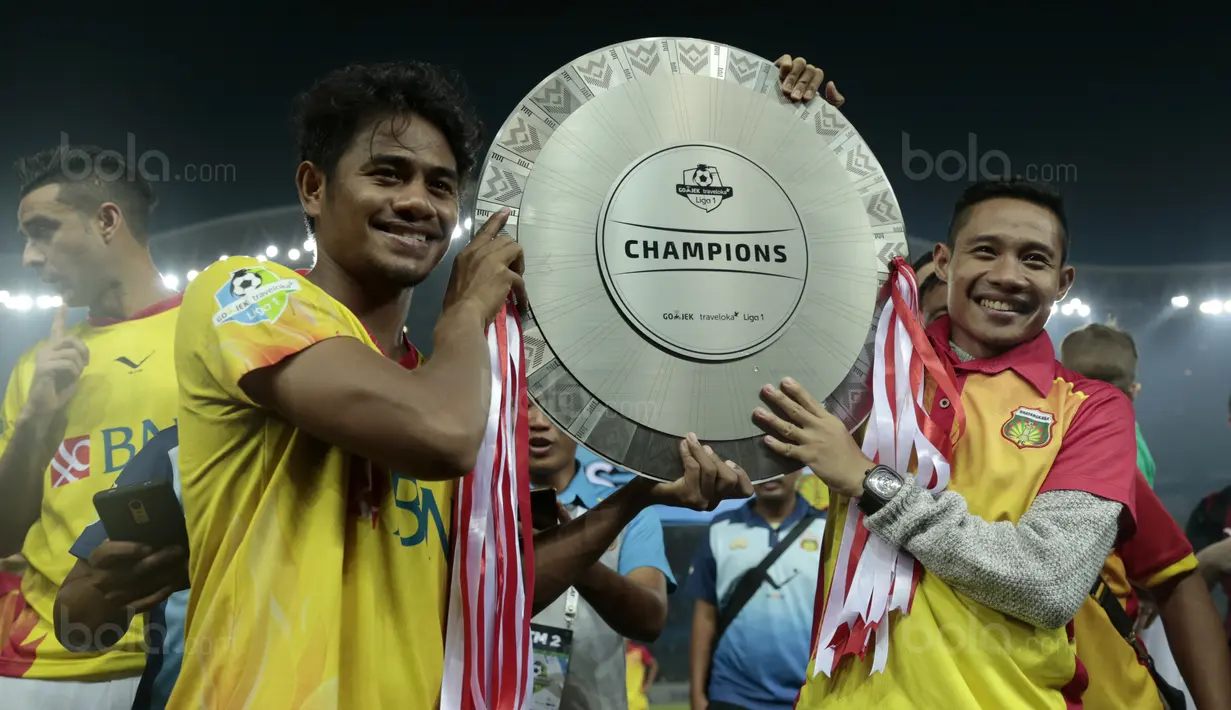Pemain Bhayangkara FC, Evan Dimas dan Ilham Udin merayakan keberhasilan meraih gelar juara Liga 1 2017 di Stadion Patriot Bekasi, Sabtu (12/11/2017). Bhayangkara kalah 1-2 lawan Persija. (Bola.com/Nicklas Hanoatubun)