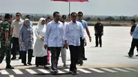 Presiden Jokowi tiba di Bandara disambut Gubernur NTB Zulkieflimansyah dan Wagub NTB Sitti Rohmi Djalillah. (Dok: Pemprov NTB)