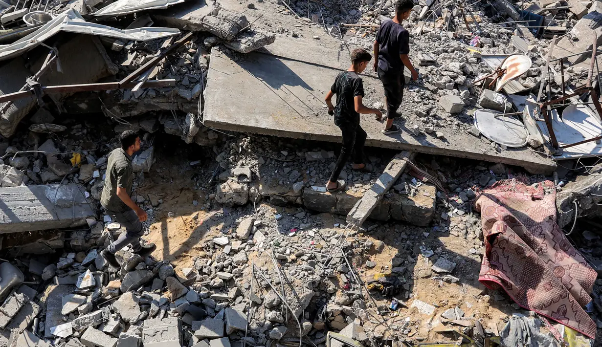 Orang-orang berjalan di antara puing-puing setelah serangan Israel di Jabalia, Jalur Gaza Utara pada 27 Juni 2025. (Omar AL-QATTAA/AFP)