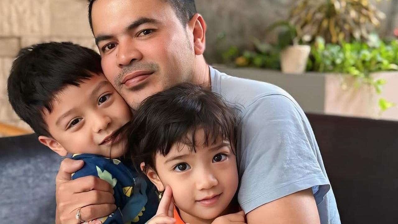 7 Potret Haldy Sabri Momong Air Bumi dan Ara saat Ditinggal Irish Bella ke Belgia, Netizen Salfok Wajah Mereka Makin Mirip