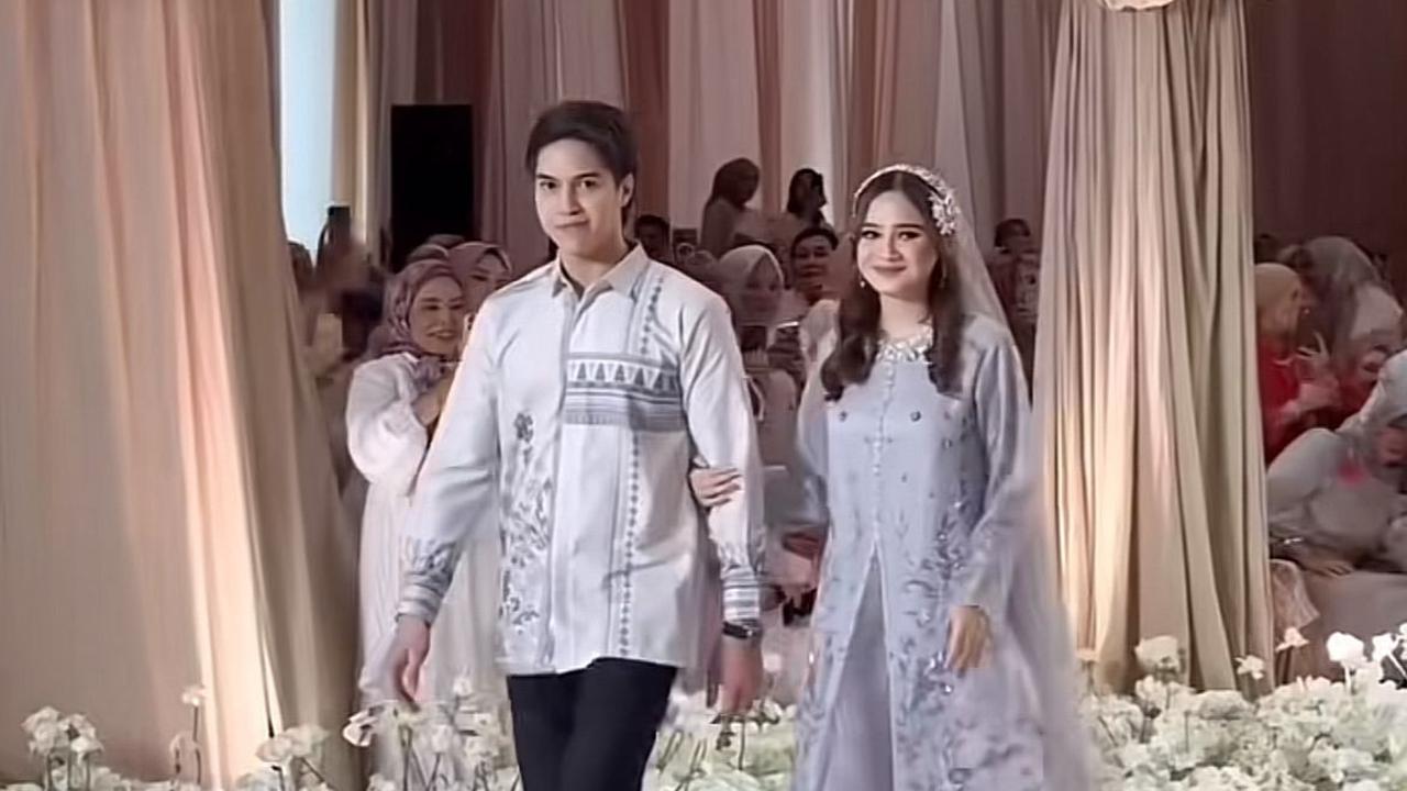 Shifa Hadju dan El Rumi Tampil Bareng di Catwalk, Gayanya Jadi Inspirasi Busana Sarimbitan
