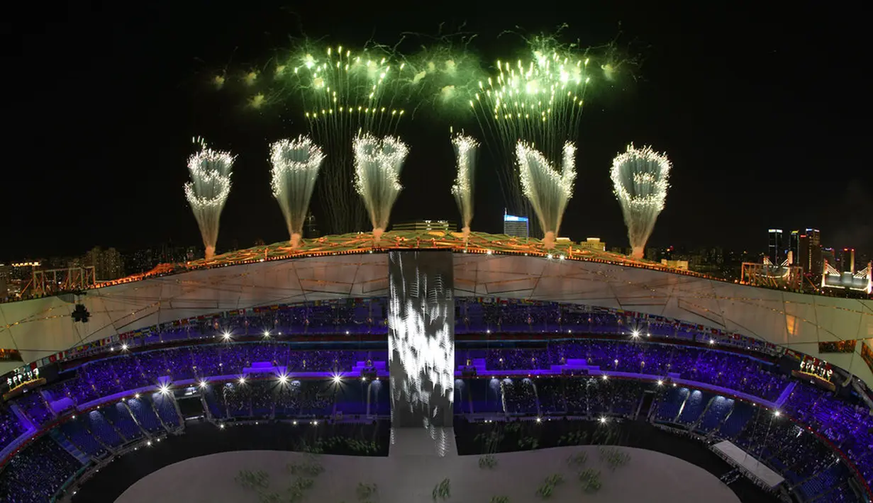 Kata 'SPRING' terbentuk dari kembang api saat upacara pembukaan Olimpiade Musim Dingin 2022 di Stadion Olimpiade, Beijing, China, Jumat (4/2/2022. (AP Photo/Jeff Roberson)