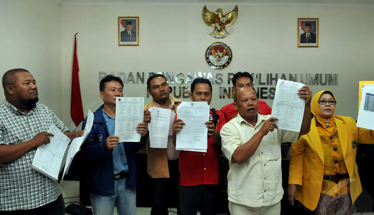 Para caleg memperlihatkan bukti-bukti kecurangan yang mereka dapatkan, Jakarta (25/4/2014) (Liputan6.com/Johan Tallo).