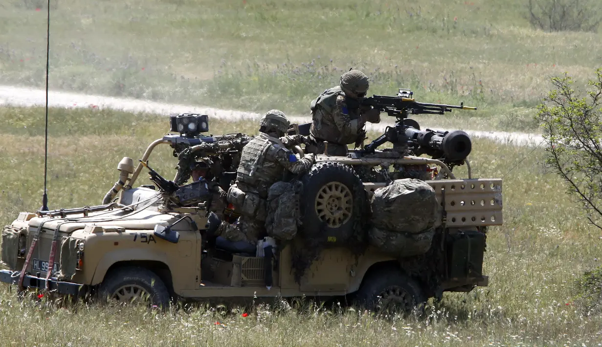 Tentara Inggris dari Brigade Serangan Udara ke-16 ikut serta dalam latihan militer Swift Response 22 di poligon pelatihan tentara Krivolak, Makedonia Utara, 12 Mei 2022. Latihan militer Swift Response 22 dilakukan untuk menunjukkan kemampuan negara-negara NATO siap ditempatkan di mana saja di seluruh dunia serta tentaranya dapat beroperasi bersama secara profesional dan sukses. (AP Photo/Boris Grdanoski)
