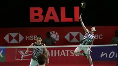 Kevin Sanjaya/Marcus Gideon berhasil melangkah ke final nomor ganda putra Turnamen Bulu Tangkis Indonesia Masters 2021 usai mengatasi pasangan Malaysia, Ong Yew Sin/Teo Ee Yi dalam laga semifinal di Bali International Convention Center, Sabtu (20/11/2021). (Dok. PBSI)