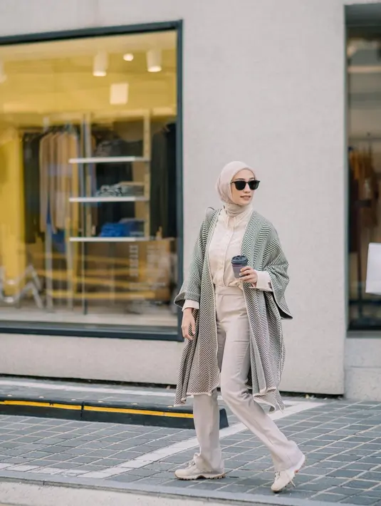 <p>Agar outfit serba warna netral tidak terlihat membosankan, kamu bisa tambahkan outer dengan motif yang detail. Sentuhan motif yang sederhana akan membuat outfit terlihat berkelas dan kekinian. [Instagram/megaiskanti]</p>