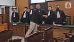 Terdakwa Agus Nurpatria bersalaman dengan kuasa hukunya usai menjalani sidang vonis di Pegadilan Negeri Jakarta Selatan (PN Jaksel), Senin (27/2/2023). Majelis Hakim PN Jaksel menjatuhkan putusan terhadap terdakwa Agus Nurpatria atas kasus obstruction of justice perkara kematian Nofriansyah Yosua Hutabarat alias Brigadir J dengan vonis kurungan penjara selama 2 tahun. (Liputan6.com/Angga Yuniar)