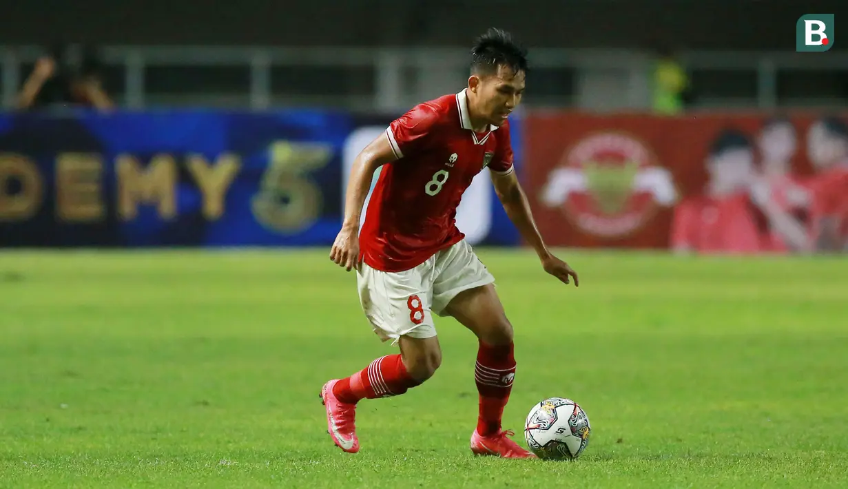 Witan Sulaeman adalah aktor dibalik kemenangan Indonesia vs Curacao di Pakansari. Meski tak mencetak gol namun Witan menjadi pemain yang paling merepotkan lini pertahanan Curacao. Pemain asal Palu ini juga berperan dalam lahirnya dua gol Timnas Indonesia. (Bola.com/M Iqbal Ichsan)