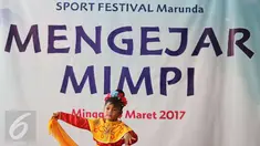 Seorang anak menari saat mengikuti Sport Festival Marunda di Rusunawa Marunda, Jakarta, Minggu (5/3). Melalui beragam kegiatan kreativitas, Yayasan Generasi Baru (Gen-B) mengajak anak-anak menjauhi narkoba. (Liputan6.com/Helmi Afandi)