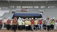 Wakil Presiden, Jusuf Kalla, meninjau renovasi Stadion Utama Gelora Bung Karno di Senayan, Jakarta, Minggu (26/3/2017). Proses renovasi venue ini untuk persiapan Jelang Asian Games 2018. (Bola.com/M Iqbal Ichsan)